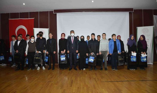 Dereceye giren İmam Hatip öğrencileri ödüllendirildi
