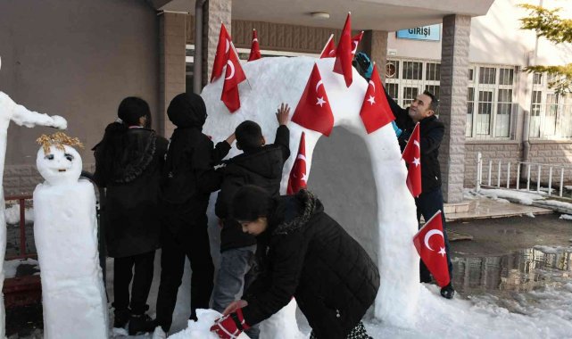 Derste gördükleri eskimoların yaşadığı igloyu okul bahçesine yaptılar