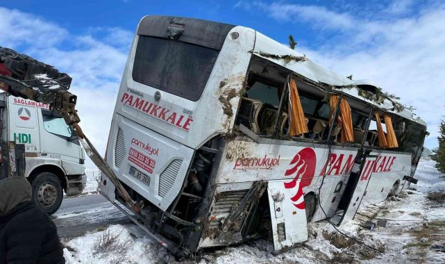 Devrilen otobüs 2 saatlik çalışmayla kaldırabildi