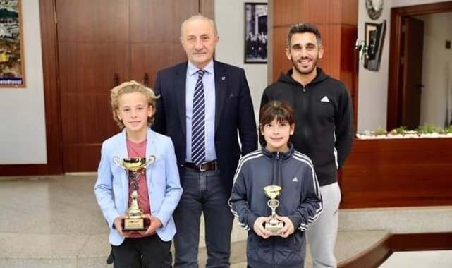 Didim Belediye Başkanı Atabay şampiyon tenisçileri ağırladı