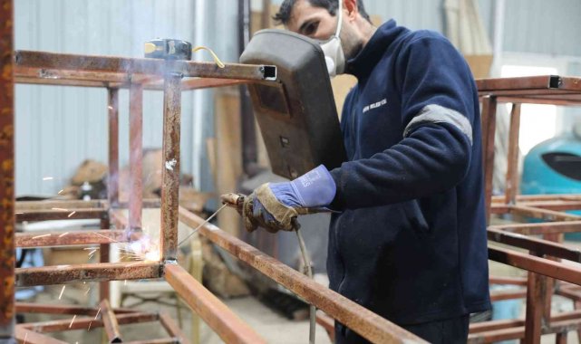 Didim'de hurda malzemeler sokak hayvanları için yuva oluyor