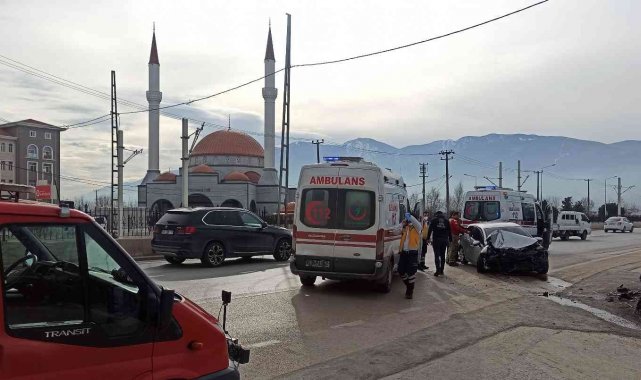 Direksiyon hakimiyetini kaybeden sürücü direğe vurarak durabildi