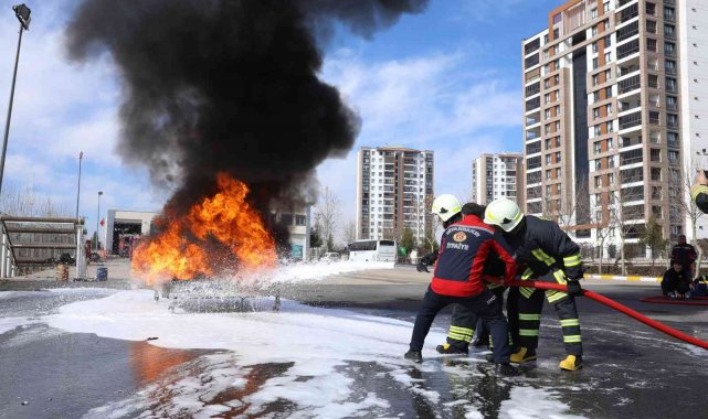 Diyarbakır Büyükşehir Belediye itfaiyesi tecrübesini bölge itfaiyecilerine aktarıyor