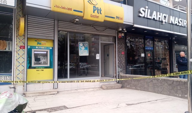 Diyarbakır'da maskeli, silahlı 3 soyguncu, PTT şubesinden 20 bin TL çalarak kayıplara karıştı.