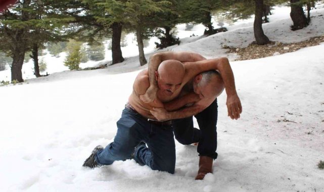 Doğa tutkunları, kar üzerinde güreş tuttu