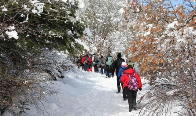 Doğa tutkunlarından dağlık alanda kar yürüyüşü