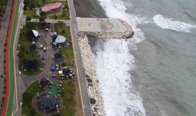 Doğu Akdeniz'de lodos, dalgalar kıyı şeridini kapladı tekneler açılamadı
