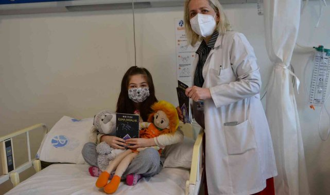 Doktor anneden hasta çocuklara kıtap hediyesi
