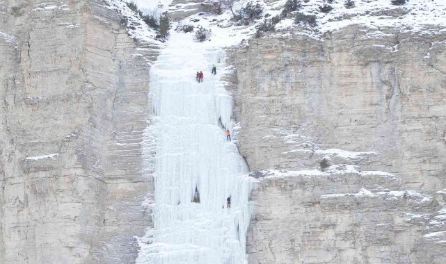 Dokuz Eylül ev sahipliğinde donmuş şelaleye tırmandılar