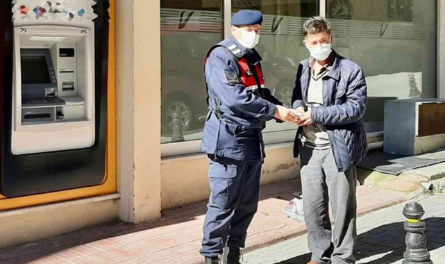 Dolandırıcılara para yatırırken Jandarma engelledi