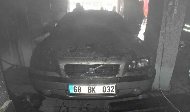 Döşemecide çıkan yangında otomobil yanmaktan son anda kurtarıldı