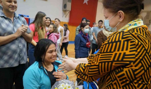 Dostluk maçında Romanyalı kadının protez bacağını gören sporcular gözyaşlarını tutamadı
