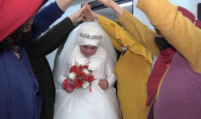 Düğününde hayal ettiği beyaz gelinliği 40 yıl sonra giydi