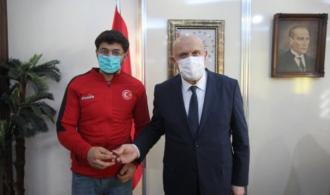 Dünya şampiyonu altınla ödüllendirildi