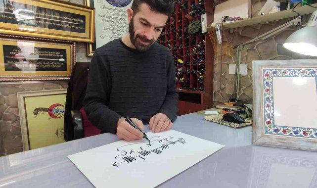 Dünya&#039;daki kullanılmayan 20 ayrı alfabeyle yazı yazıp turistlere satıyor