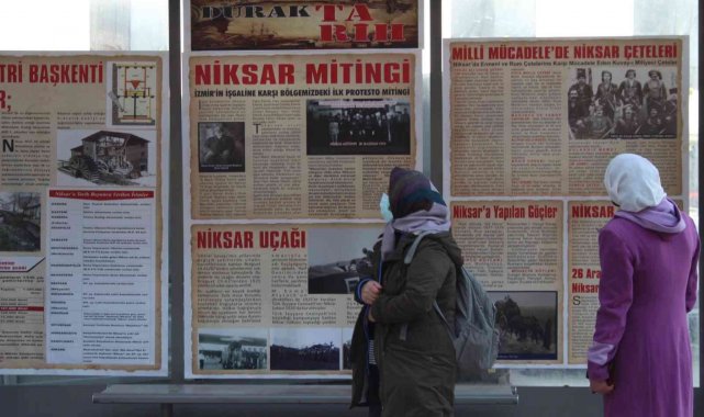 Durakta dolmuş beklerken ilçenin tarihini okuyorlar