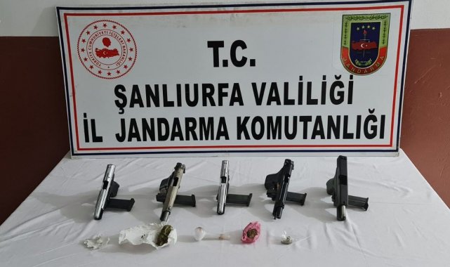 Durdurulan araçtan silah ve uyuşturucu çıktı