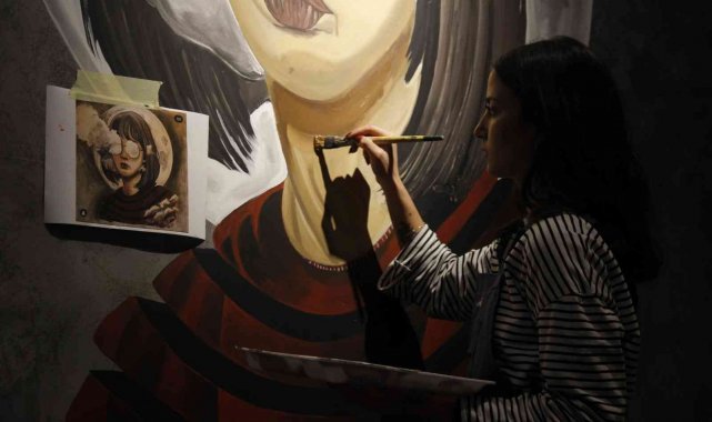 Duvarlar genç sanatçının fırça darbeleriyle güzelleşiyor