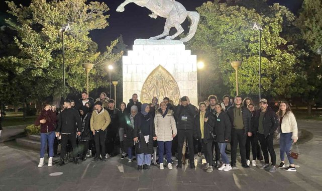 Düzce Üniversitesi öğrencileri Onur Anıtı'nda nöbet tuttu