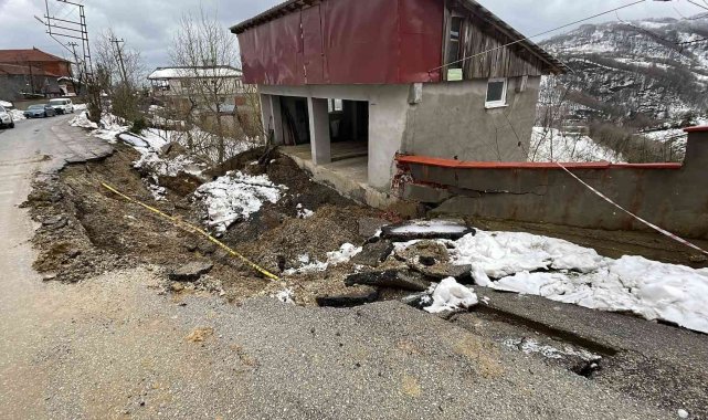 Düzce'de heyelan sebebiyle 3 katlı bina hasar gördü