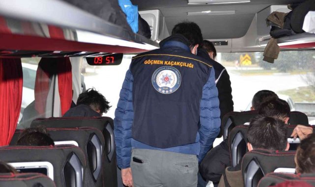 Düzensiz göçmen denetiminde belgeleri olmayan 4 kişi yakalandı