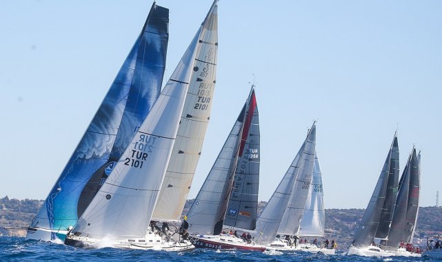 EAYK-Çeşme Marina Kış Trofesi Yarışları hız kesmeden sürüyor