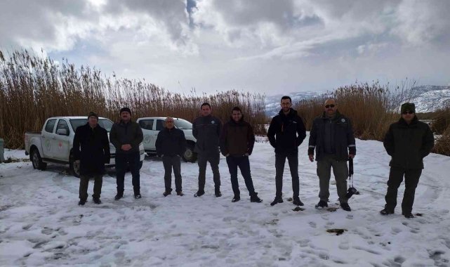 Eber Gölü&#039;nde kuş gözlemi yapılıp, yem bırakıldı