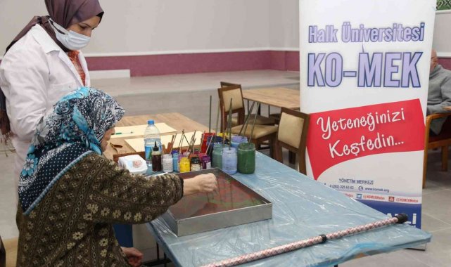 Ebru sanatı için fırçaları ellerine aldılar