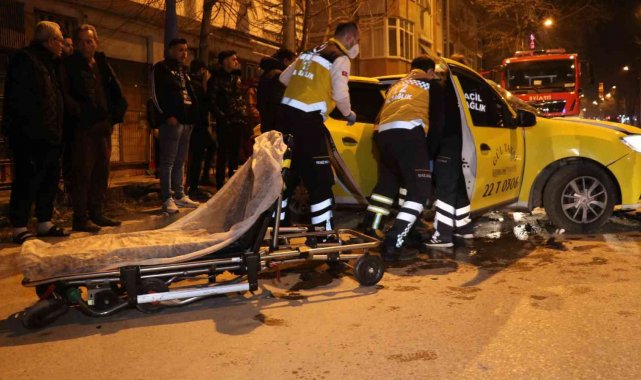 Edirne'de ticari taksi ve otomobilin çarpışması güvenlik kamerasına yansıdı