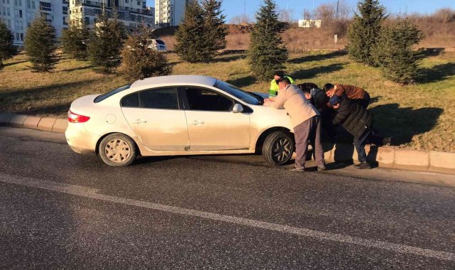 Edirne'de yollardaki buzlanma kazaları da beraberinde getirdi