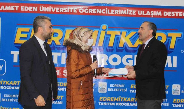 Edremit Belediyesinden öğrencilere ücretsiz ulaşım kartı
