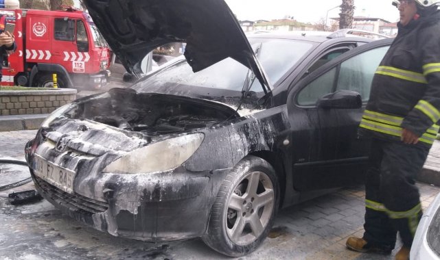 Efeler&#039;deki araç yangını, itfaiye ekipleri tarafından söndürüldü