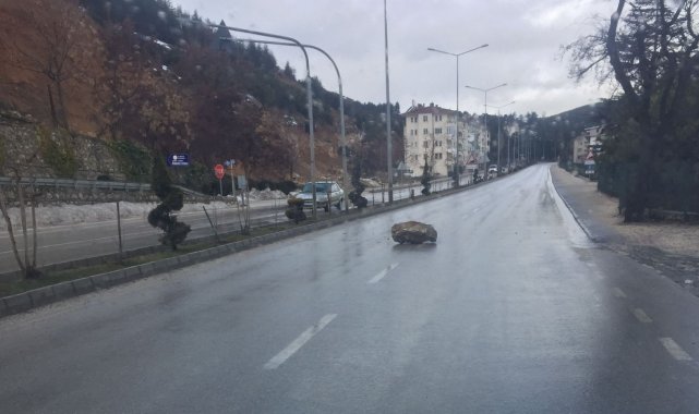 Eğirdir'de anayola düşen kaya parçası korkuttu