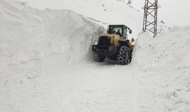 Ekiplerin 2,5 metre karla zorlu mücadelesi