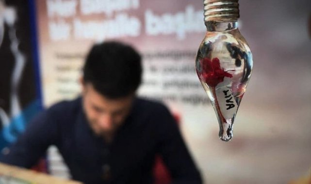 Ekmeğini pirinç tanelerinden kazanıyor