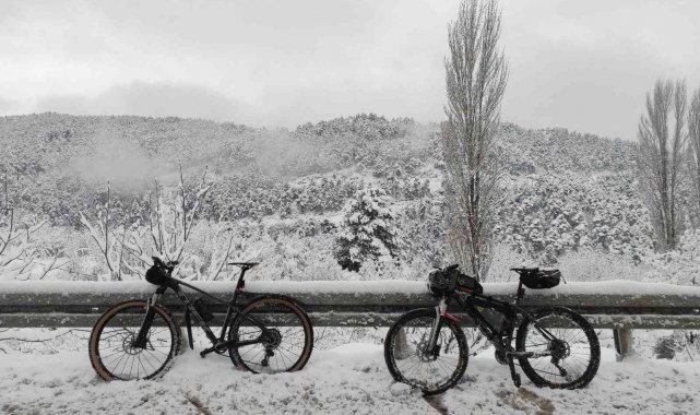 Eksi 15 derecede bisikletle Uludağ&#039;a tırmandılar