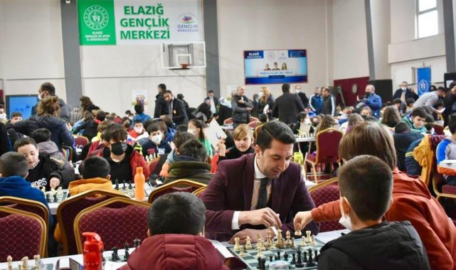 Elazığ'da 480 sporcunun katılımıyla satranç turnuvası başladı