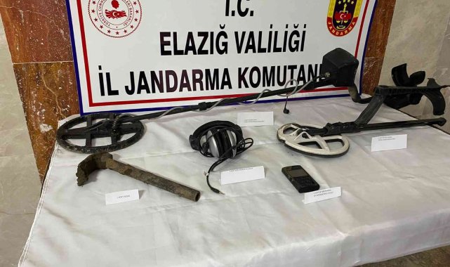 Elazığ'da define arayan bir şahıs, jandarma tarafından suçüstü yakalandı