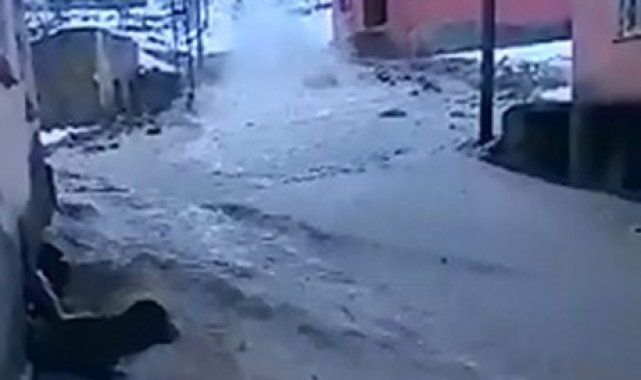 Elazığ'da patlayan boru nedeni ile evleri su bastı