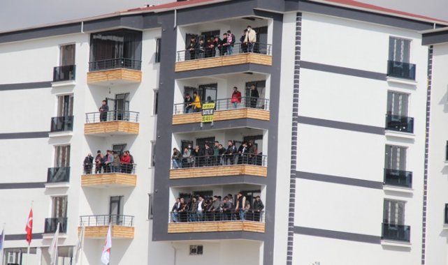 Elazığspor aşkı engel tanımıyor, maçı balkondan izlediler