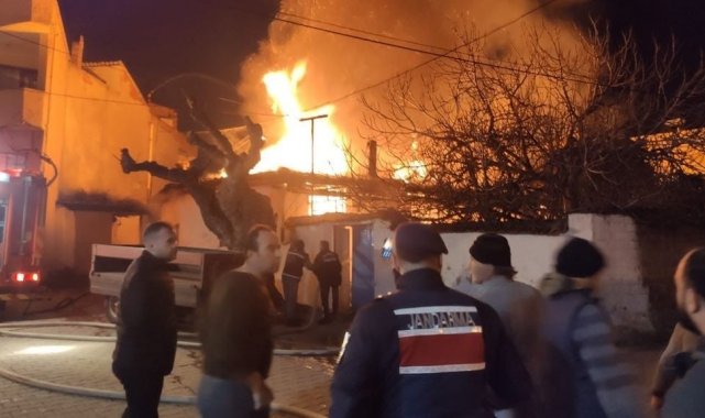 Elektrik kontağından çıkan yangın kerpiç evi kül etti