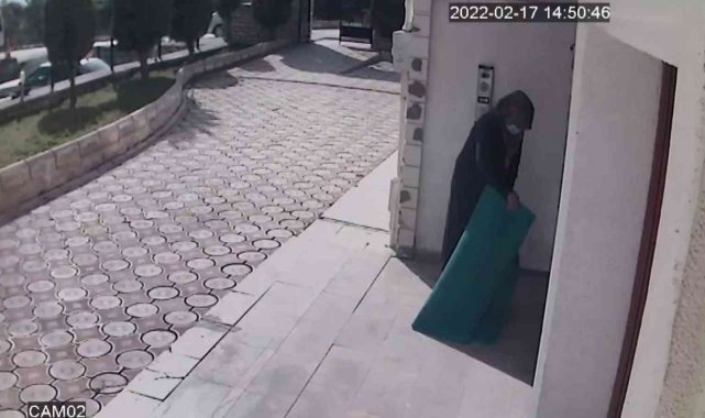 Elinde ekmek poşetiyle apartmanın önüne gelip paspası çaldı