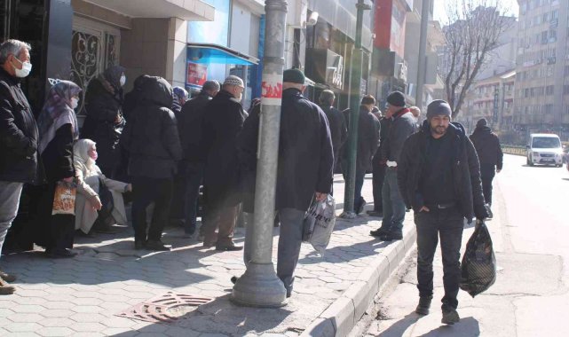 Emekli maaşını almak isteyen vatandaşlar kaldırımda yürümeye yer bırakmadı