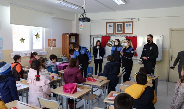 Emniyet Müdürlüğünden selzede çocuklara kitap hediyesi