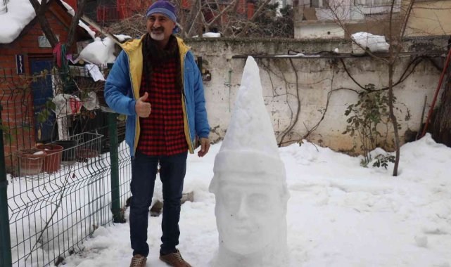 Engelli eğitmen yağan karı sanata dönüştürdü