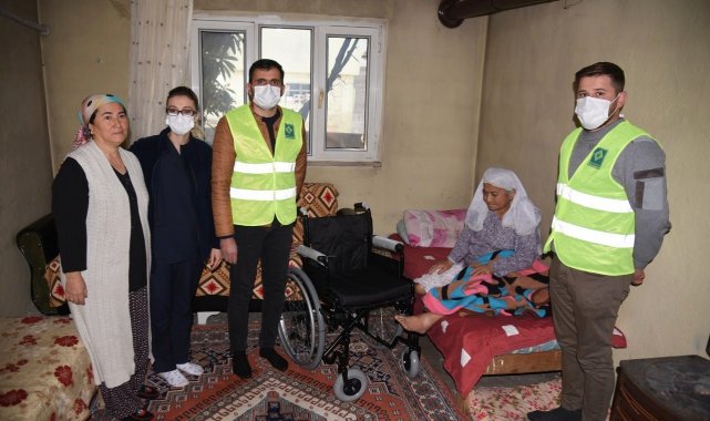 Engelli vatandaşlara tekerlekli sandalyeleri teslim ediliyor