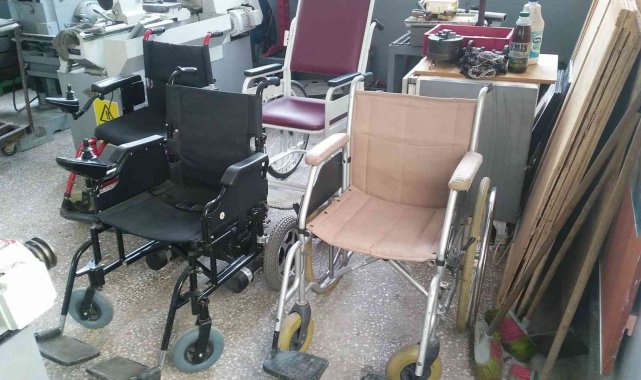 Engellilerin tekerlekli sandalyelerini ücretsiz tamir ediliyorlar