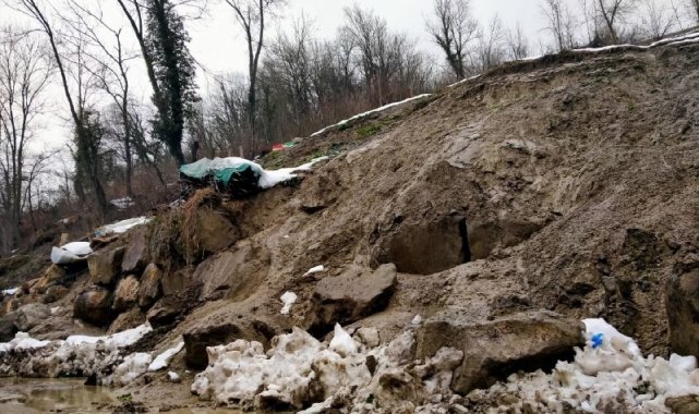 Eriyen kar heyelana neden oldu, duvarlar yıkıldı