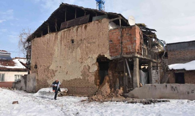 Eriyen kar sonrası kerpiç evin duvarı çöktü