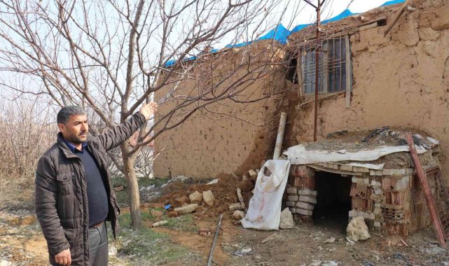 Eriyen kar sonrası kerpiç evin duvarı çöktü